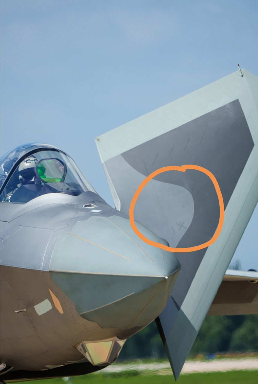 歼-20战斗机的鸭翼是禁止踩踏的,其他的部位可以上去踩,除非有明显的