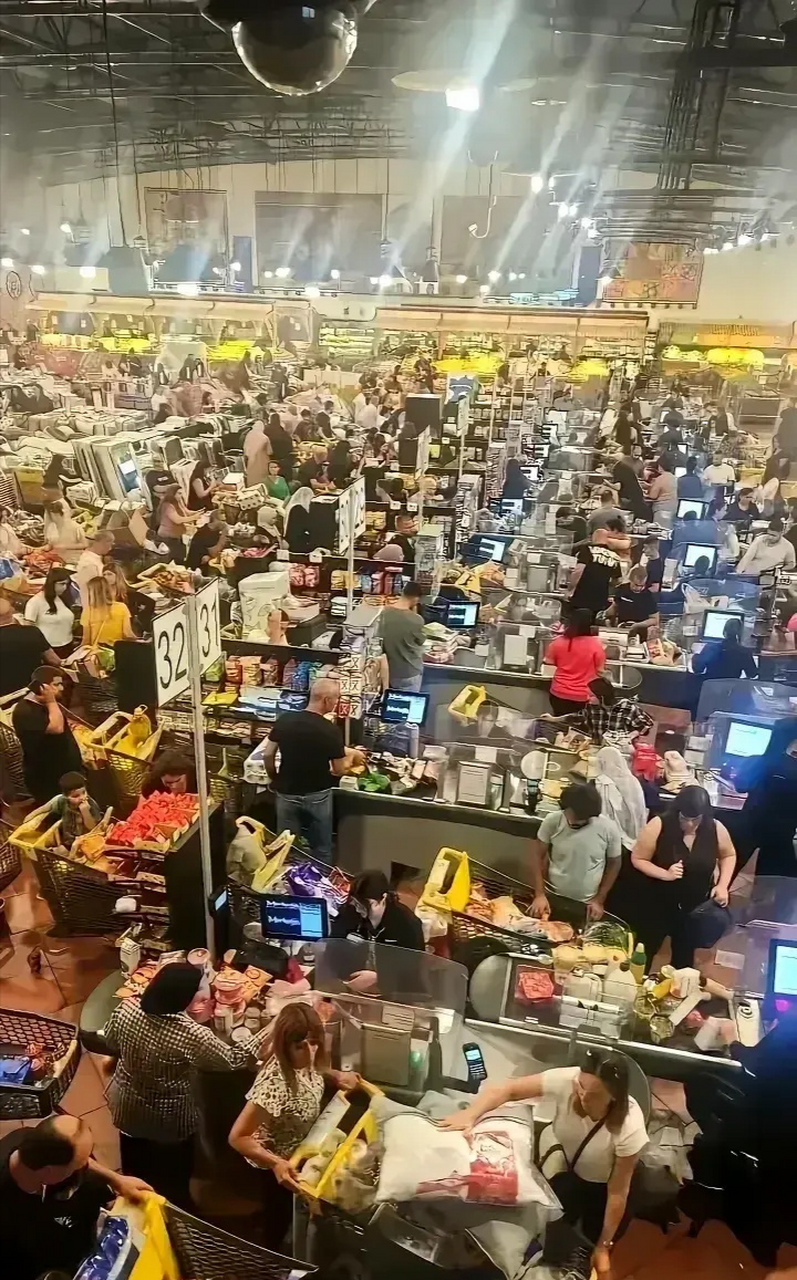 前几天,以色列老百姓纷纷冲进超市,疯狂抢购,横扫了货架上的一切生活