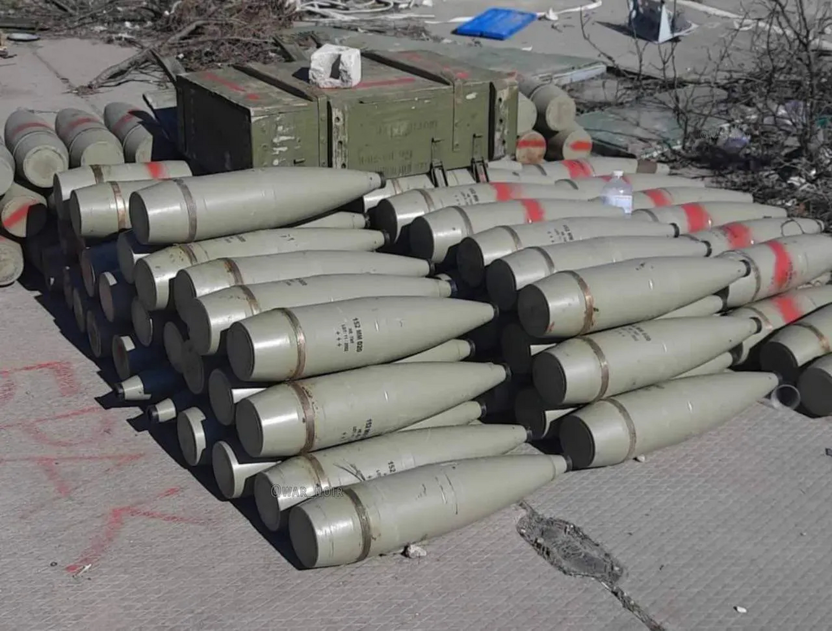 俄军最新配发的152毫米口径榴弹炮的炮弹,是由伊朗在2023年新生产并