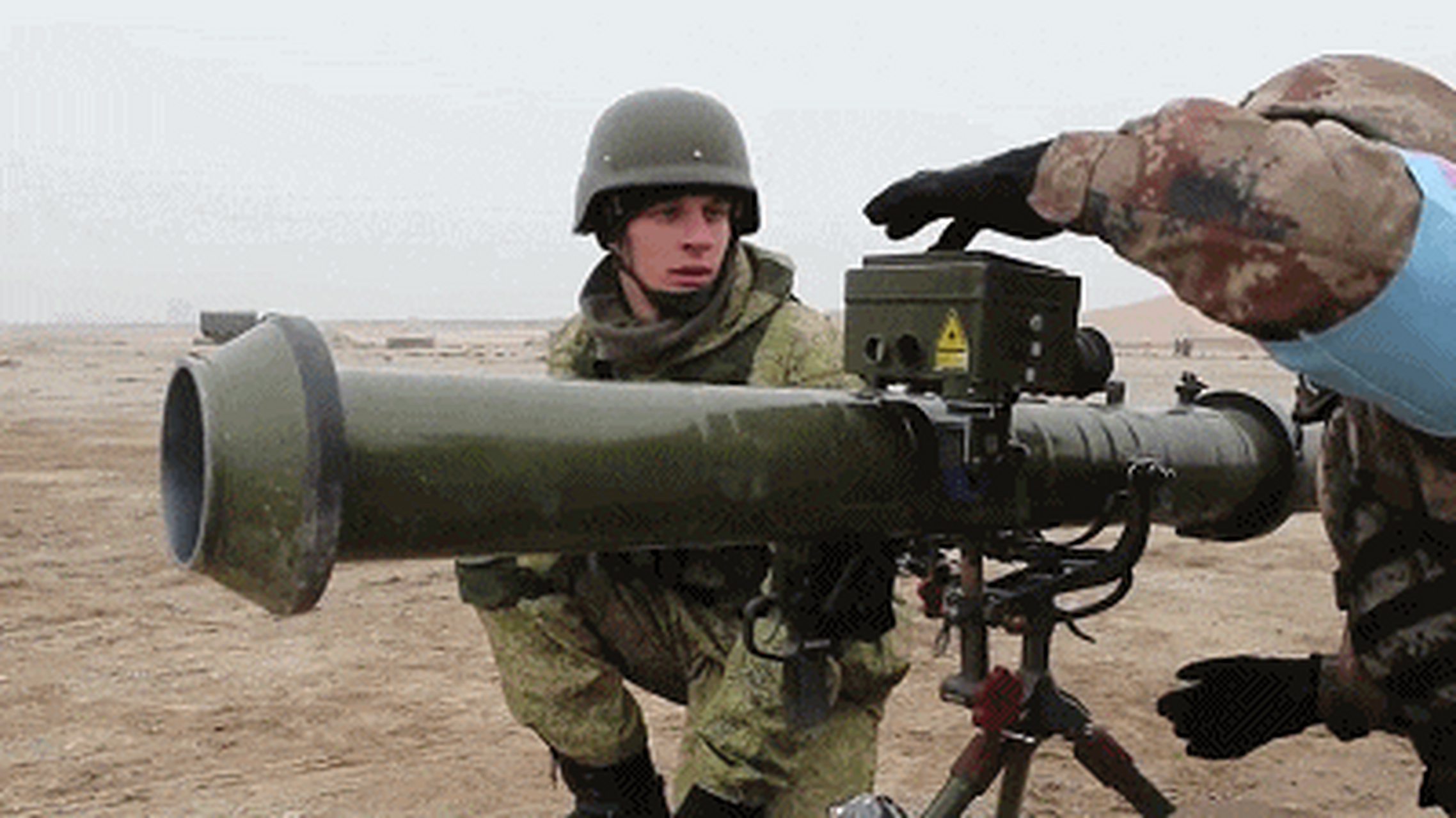 中国的98式120毫米反坦克火箭筒的火控操纵过程 ,有点像59d坦克广点