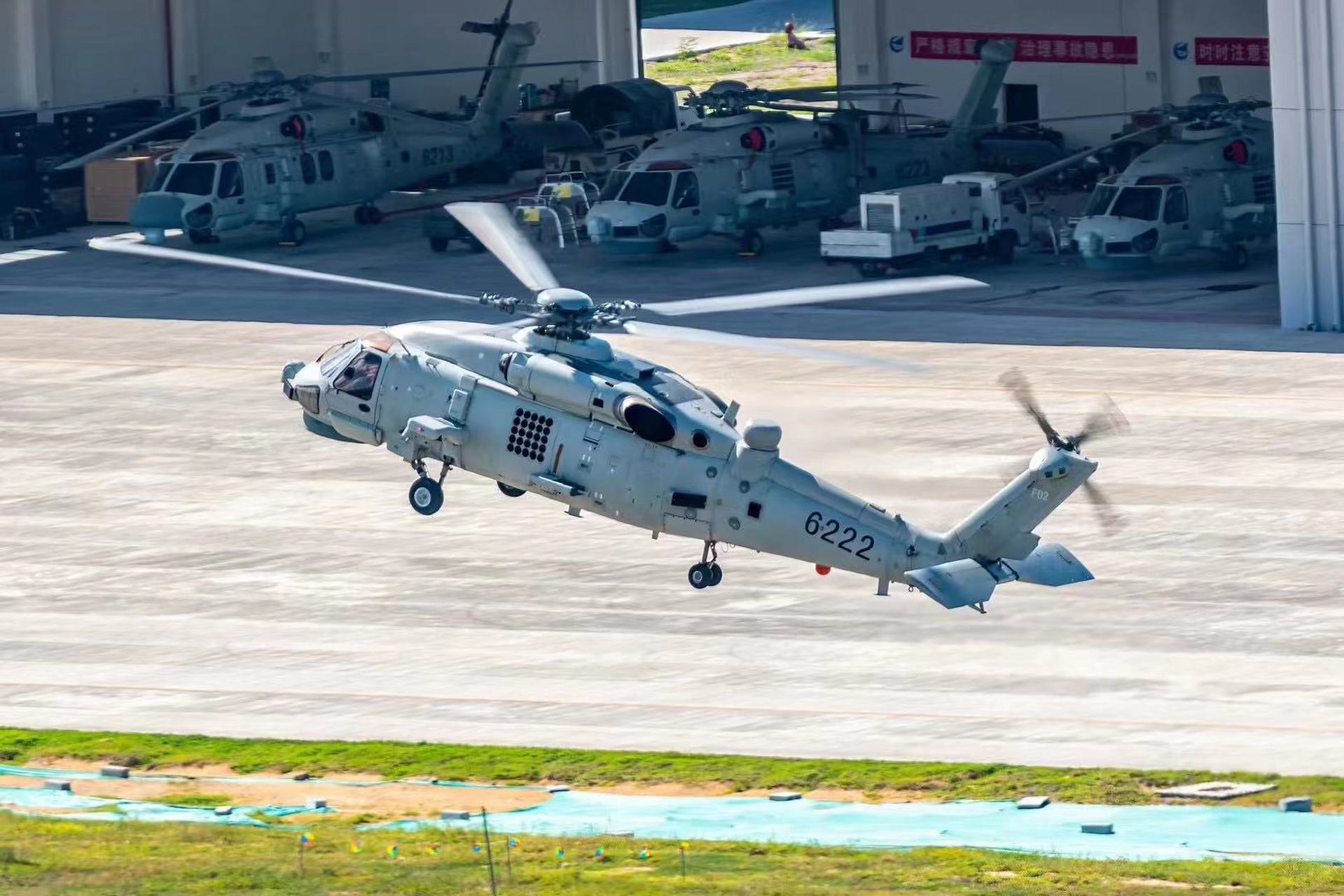 直-20舰载机已经出规模了,照片里就是一架直-20舰载突击直升机,3架直