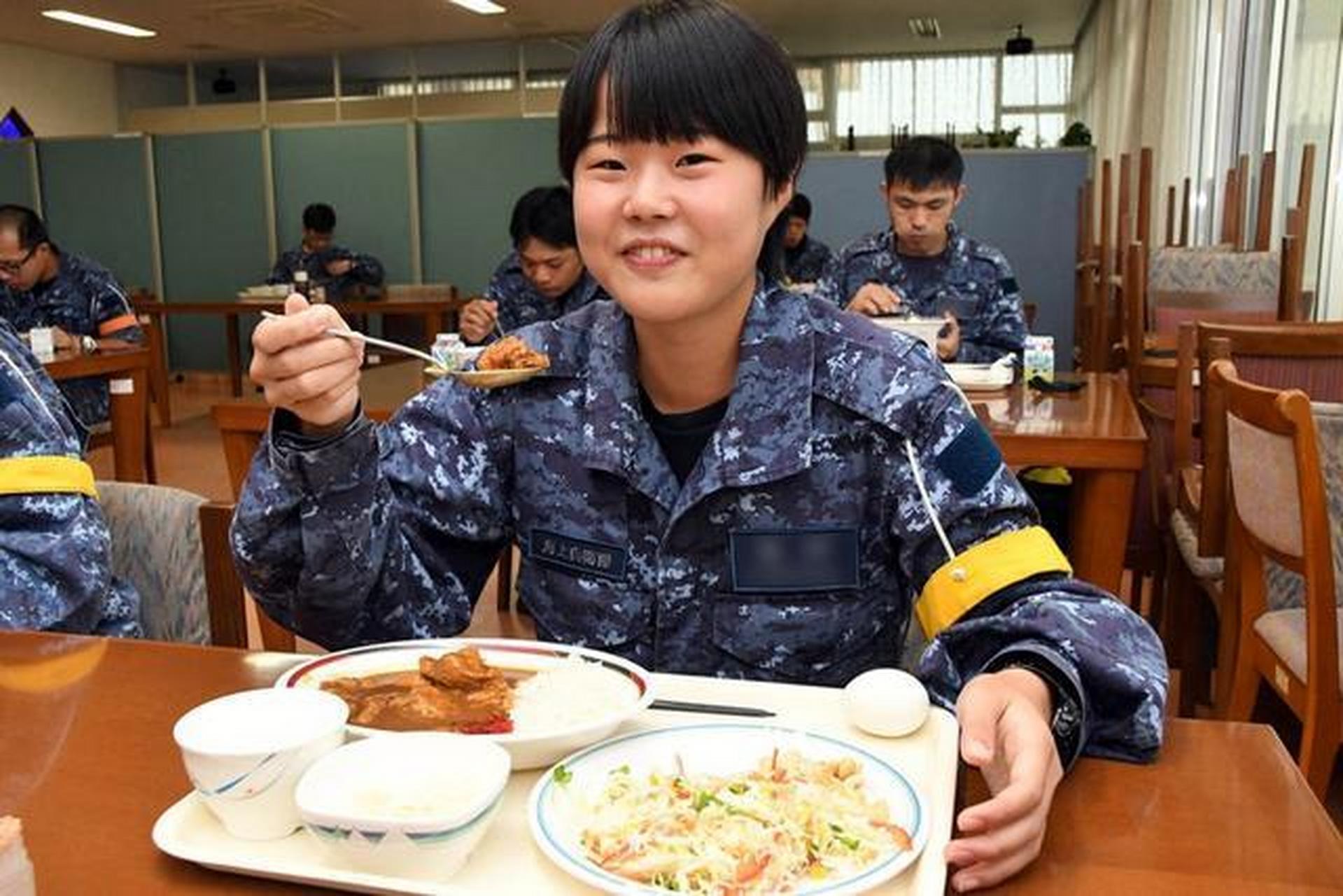 日本自卫队网站上会在每周五刊登下一周食谱,也经常晒队员用餐的