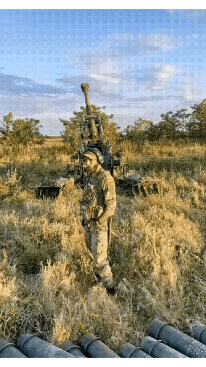 按照炮兵操典,m777榴弹炮在使用拉火绳拉发的时候,标准动作应该是站在