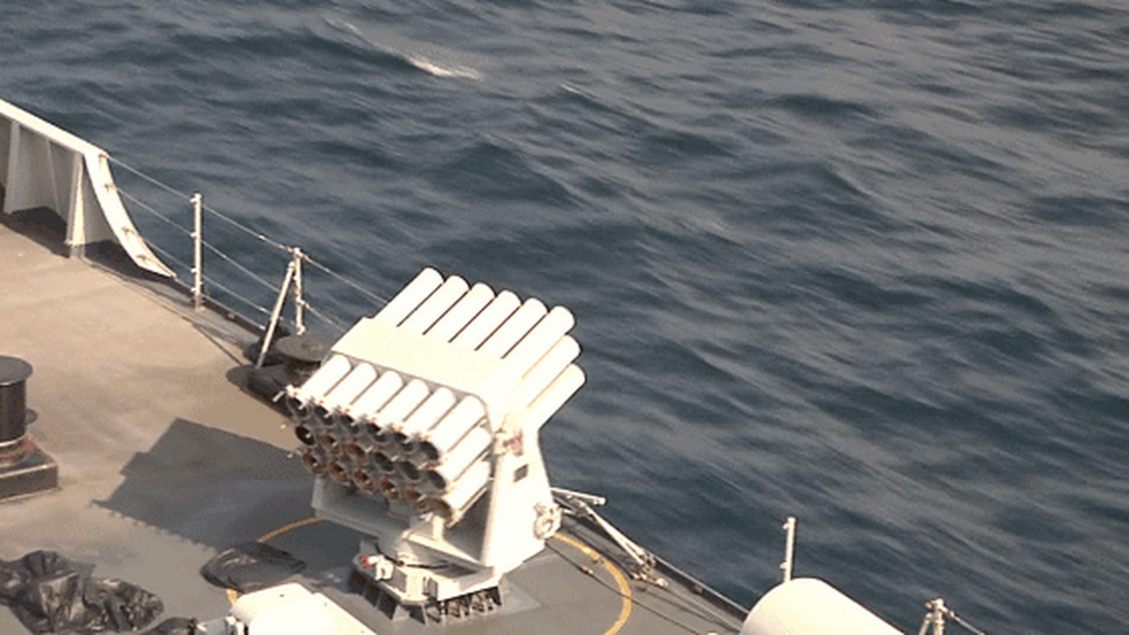 "软硬结合"的反导体制,"两套"是指有源电子干扰和无源箔条干扰弹系统