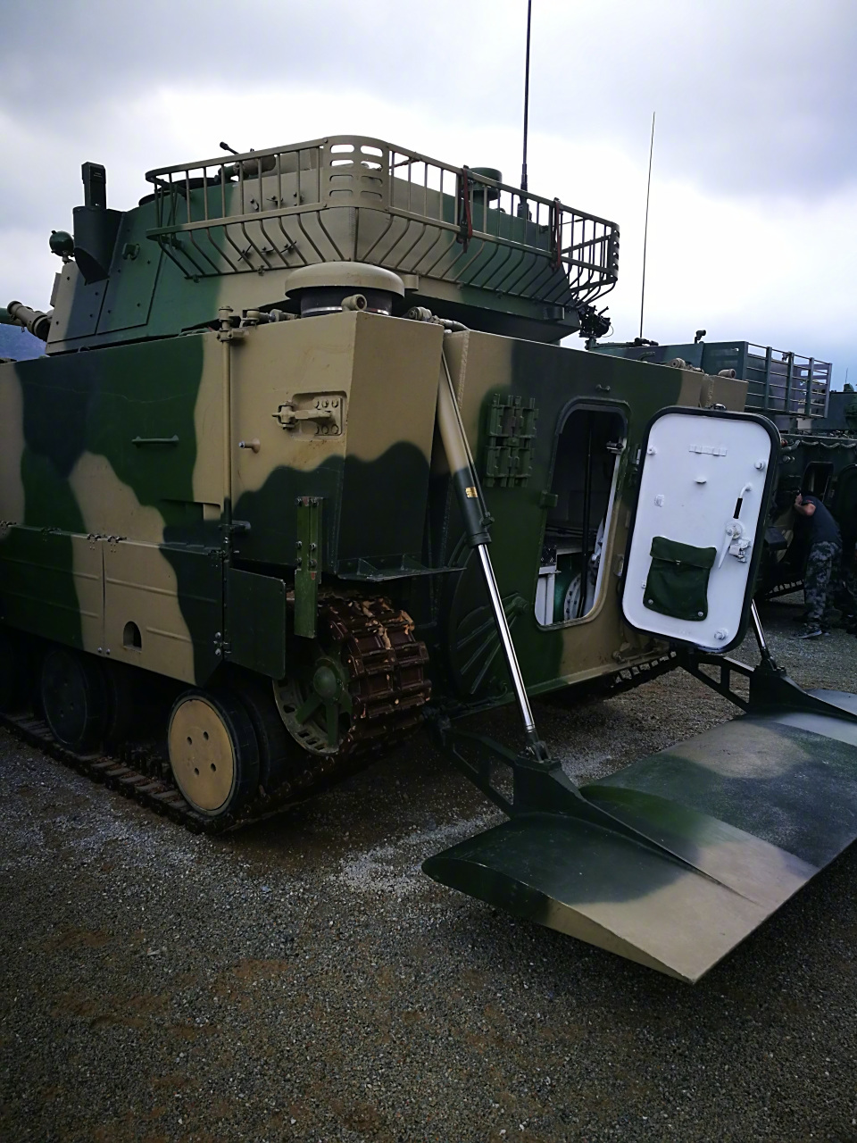 05式两栖突击车采用了滑水结构的车体设计,车前的滑水板的液压系统