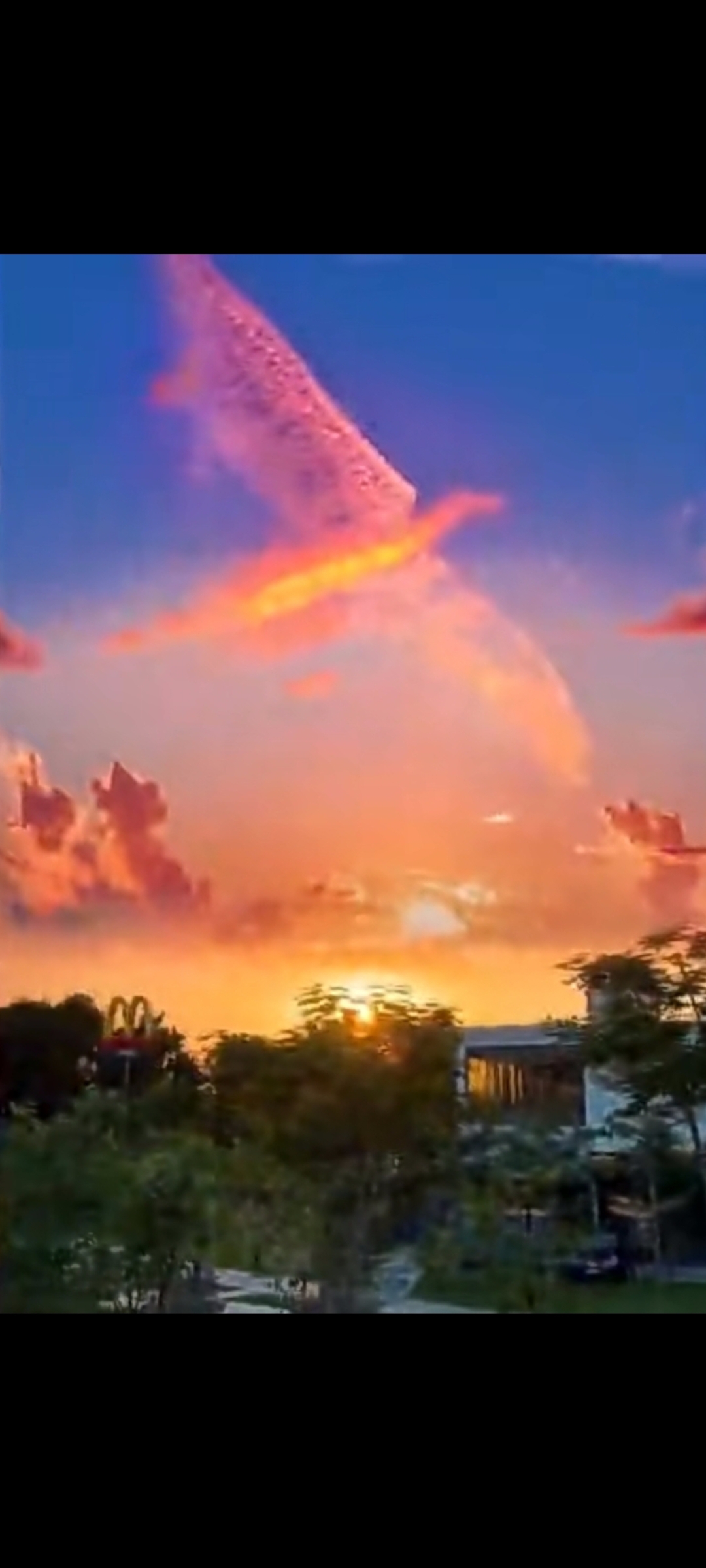 火凤凰现身天空