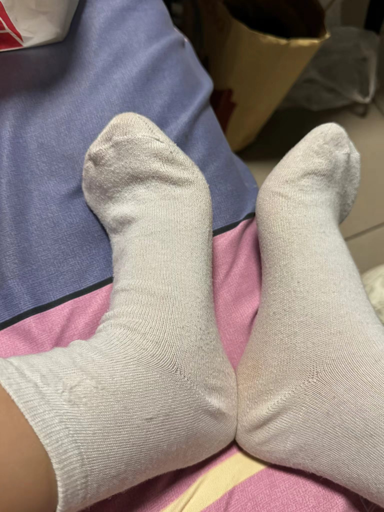 白袜泛黄岁月痕, 棉柔依旧暖寒心. 时光轻染微黄意, 洗净重归素色新