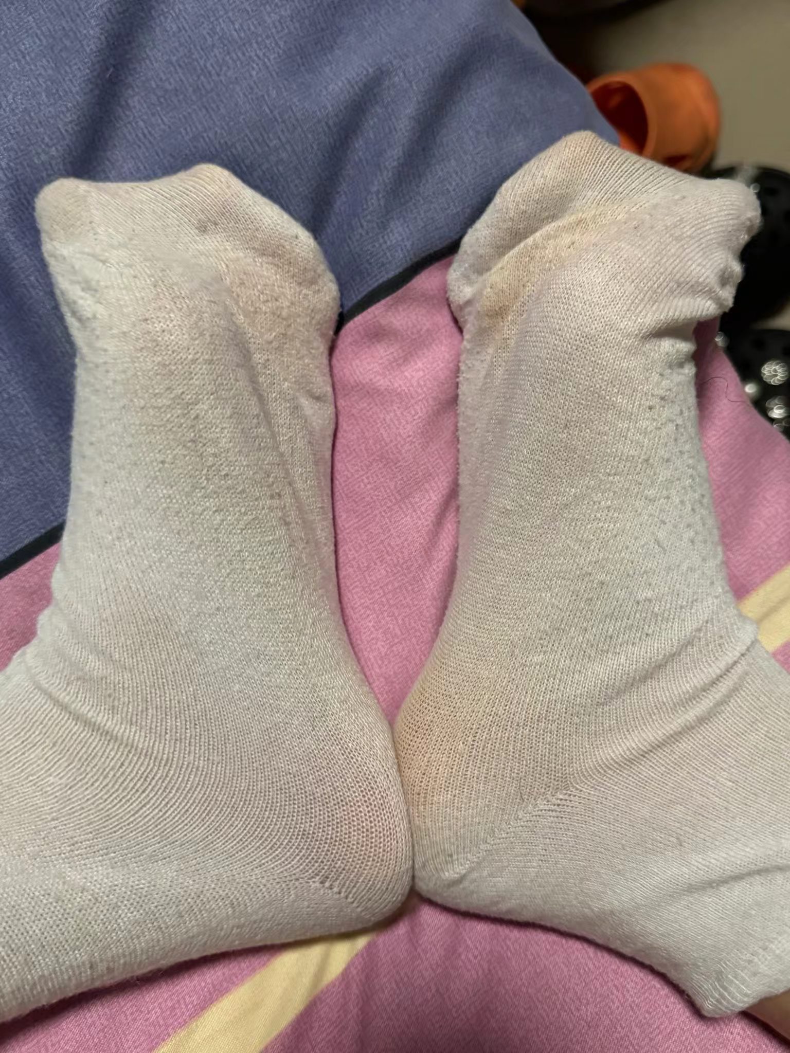 白袜泛黄岁月痕, 棉柔依旧暖寒心. 时光轻染微黄意, 洗净重归素色新