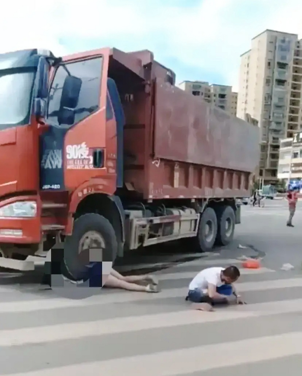 成都一渣土车在斑马线上把路过行人碾压车轮底下,司机蹲在地上哇哇