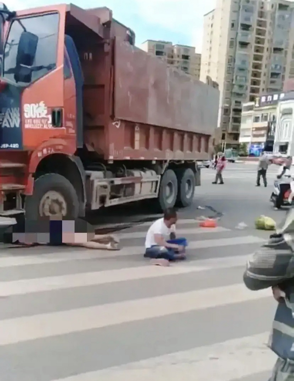 成都一渣土车在斑马线上把路过行人碾压车轮底下,司机蹲在地上哇哇