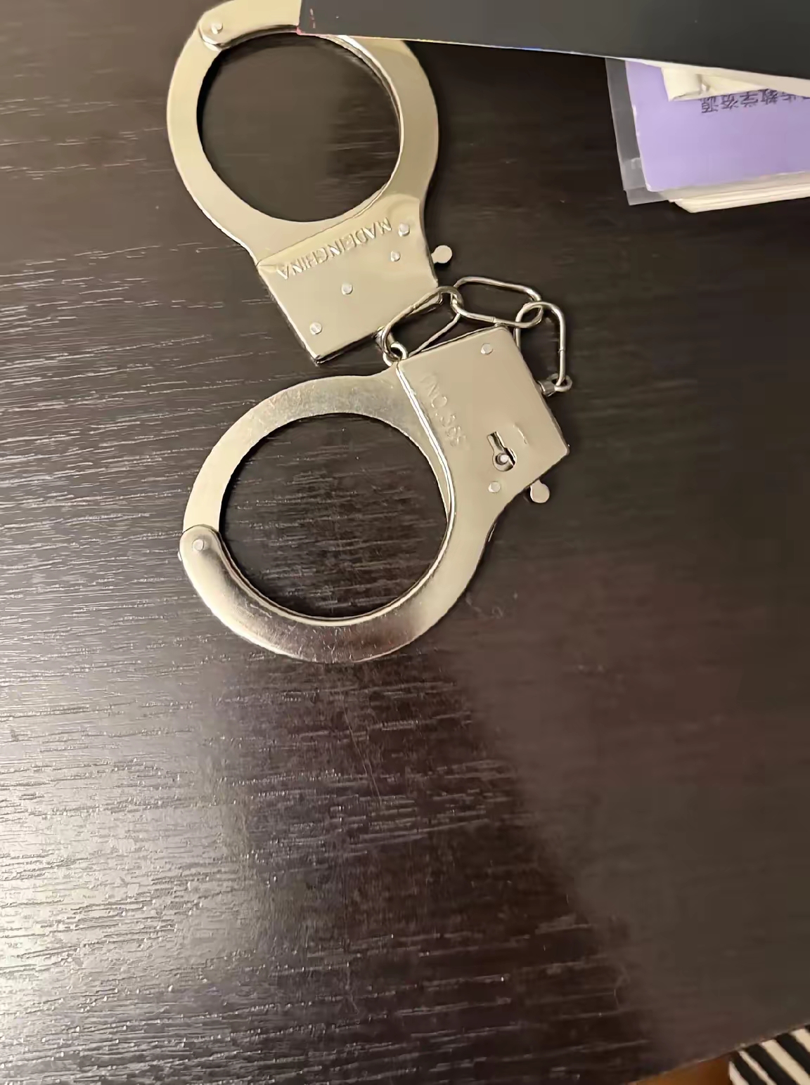 依照加州法律,引渡出去的犯人不可六角的手铐钥匙图片美式杀人工具