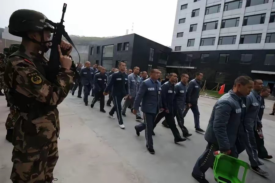 监狱以前叫劳教大队,每天在野外生产,虽然累,却算半自由状态