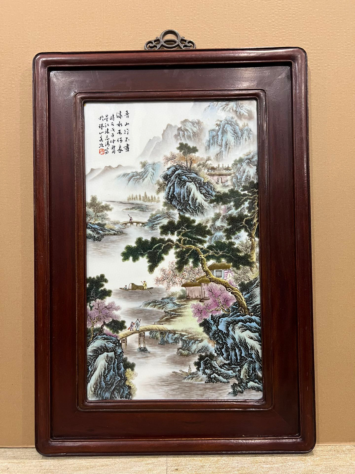 尺寸:高72厘米x宽49厘米 花梨木 作扵珠山八友张志汤 山水 瓷板画