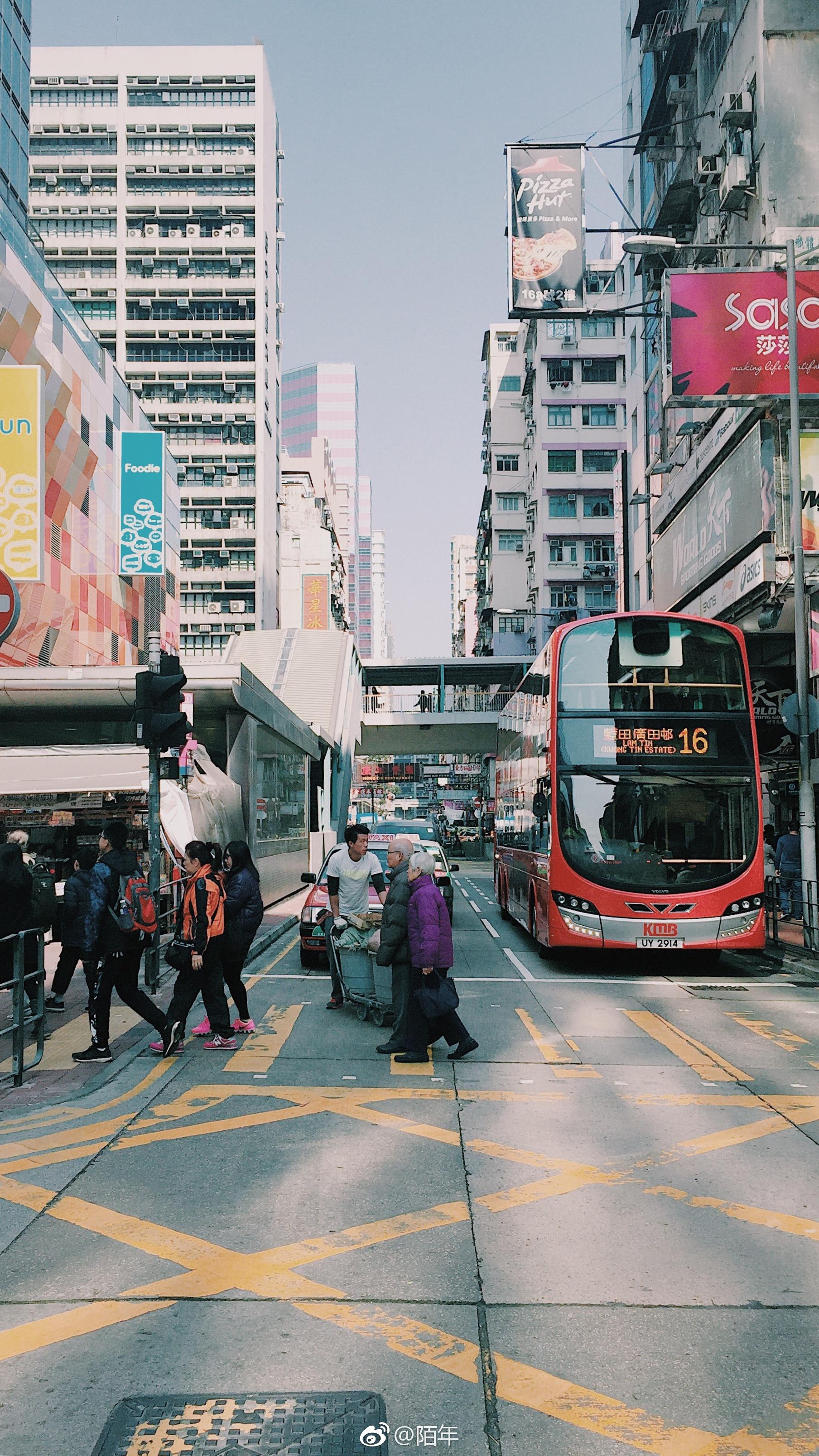 在香港,普通话可是有地位的,和粤语,英语一样,都是官方语言.