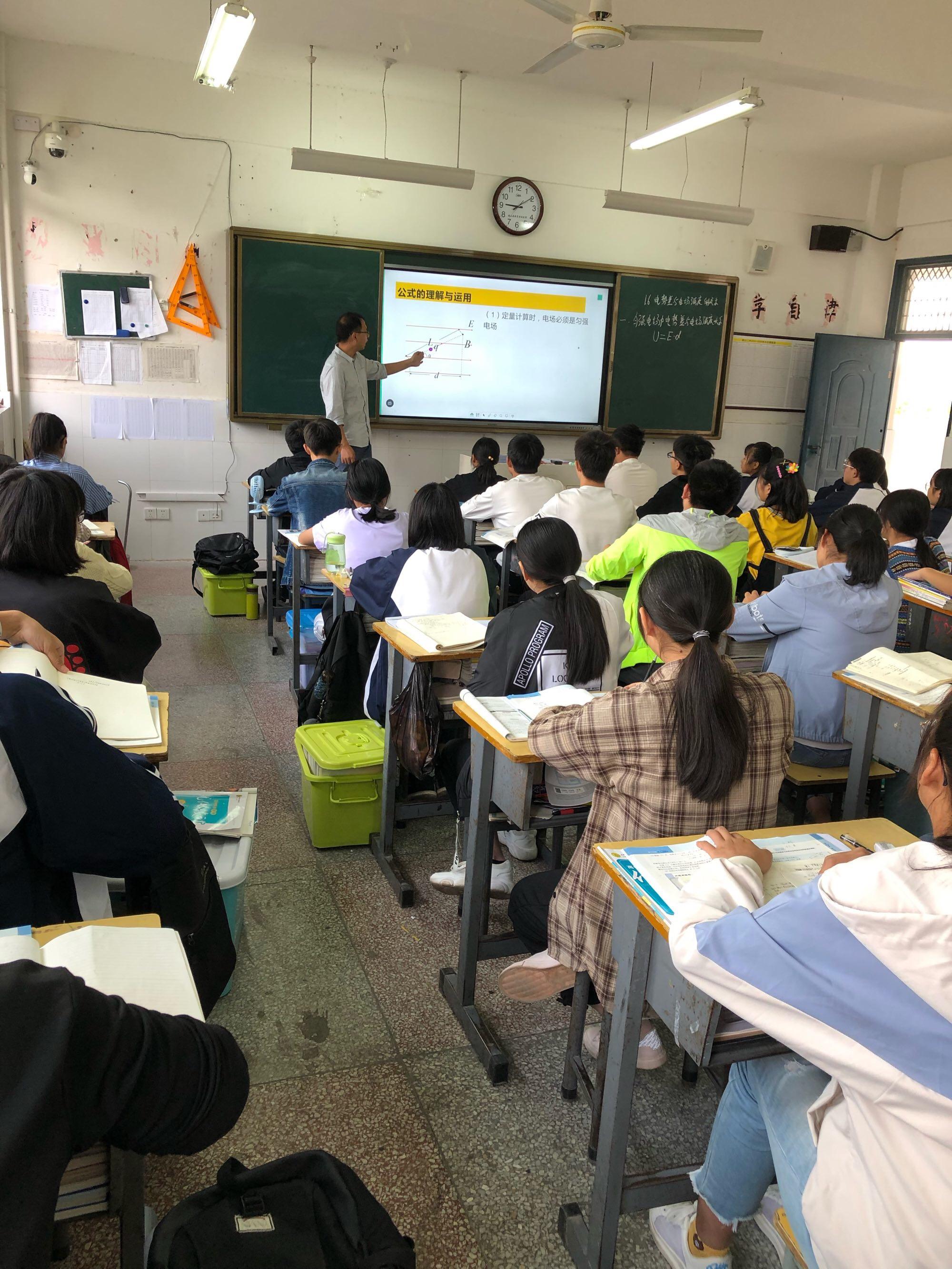 严是爱的一种表现,能体现出老师对教育的热爱和敬业.