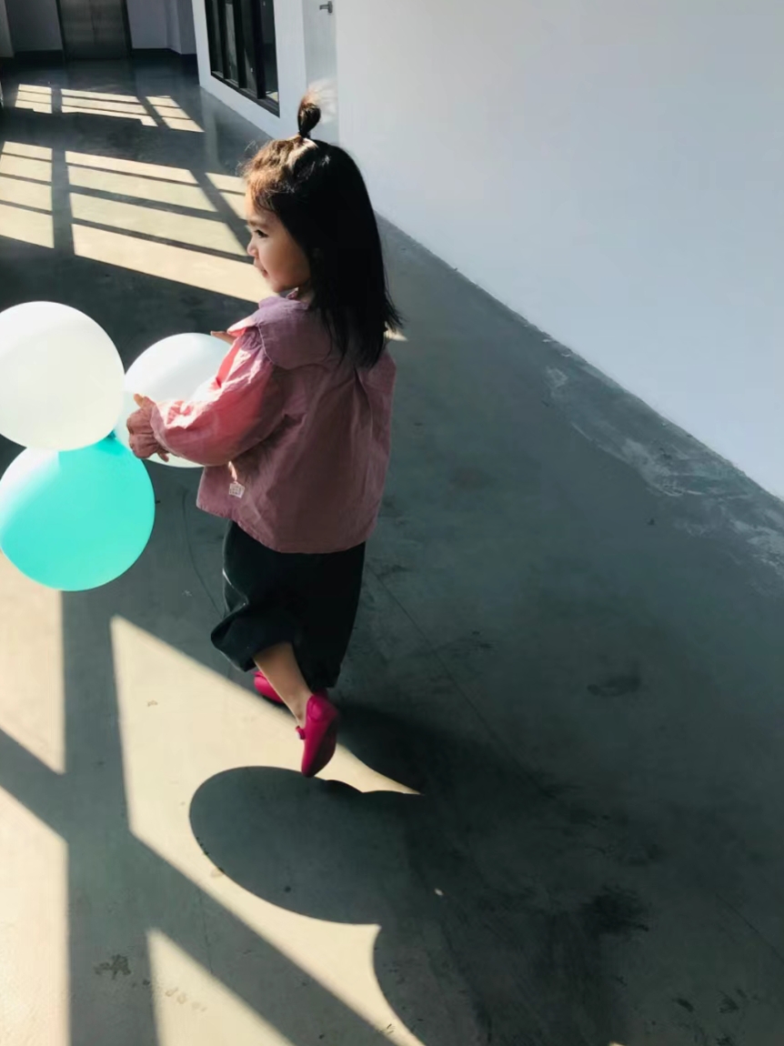 昨天晚上我回家,看到一个小屁孩追气球,就在后面一直追,她妈妈一次次