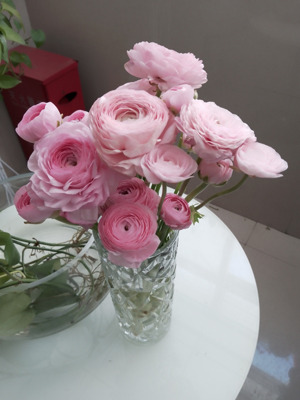 9594花之美9495  在家中静谧的一角,桌子上放着一束粉色的花.