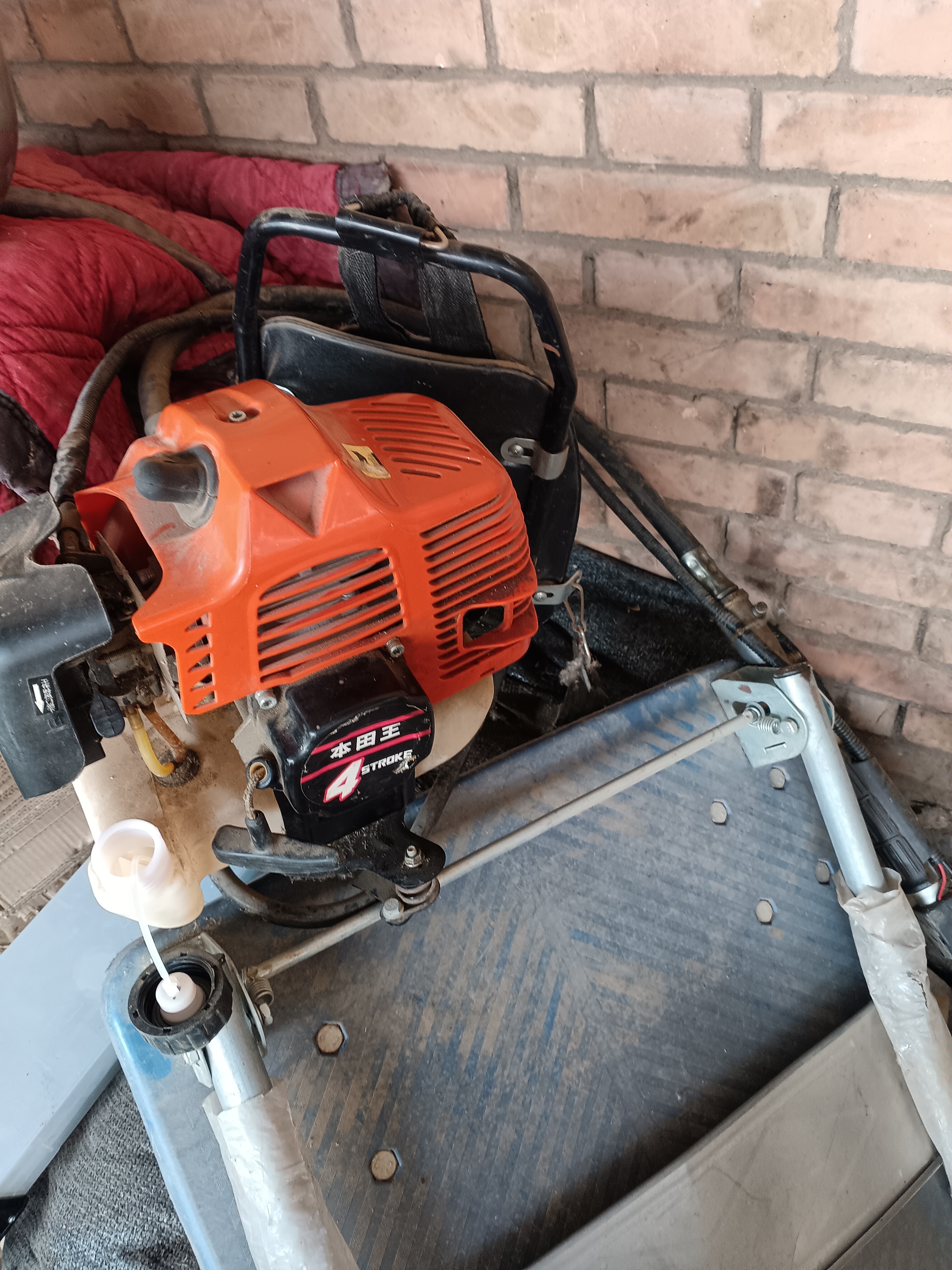 用了没几次的汽油割草机低价处理!还带打地除草机!100元!有要的联系!