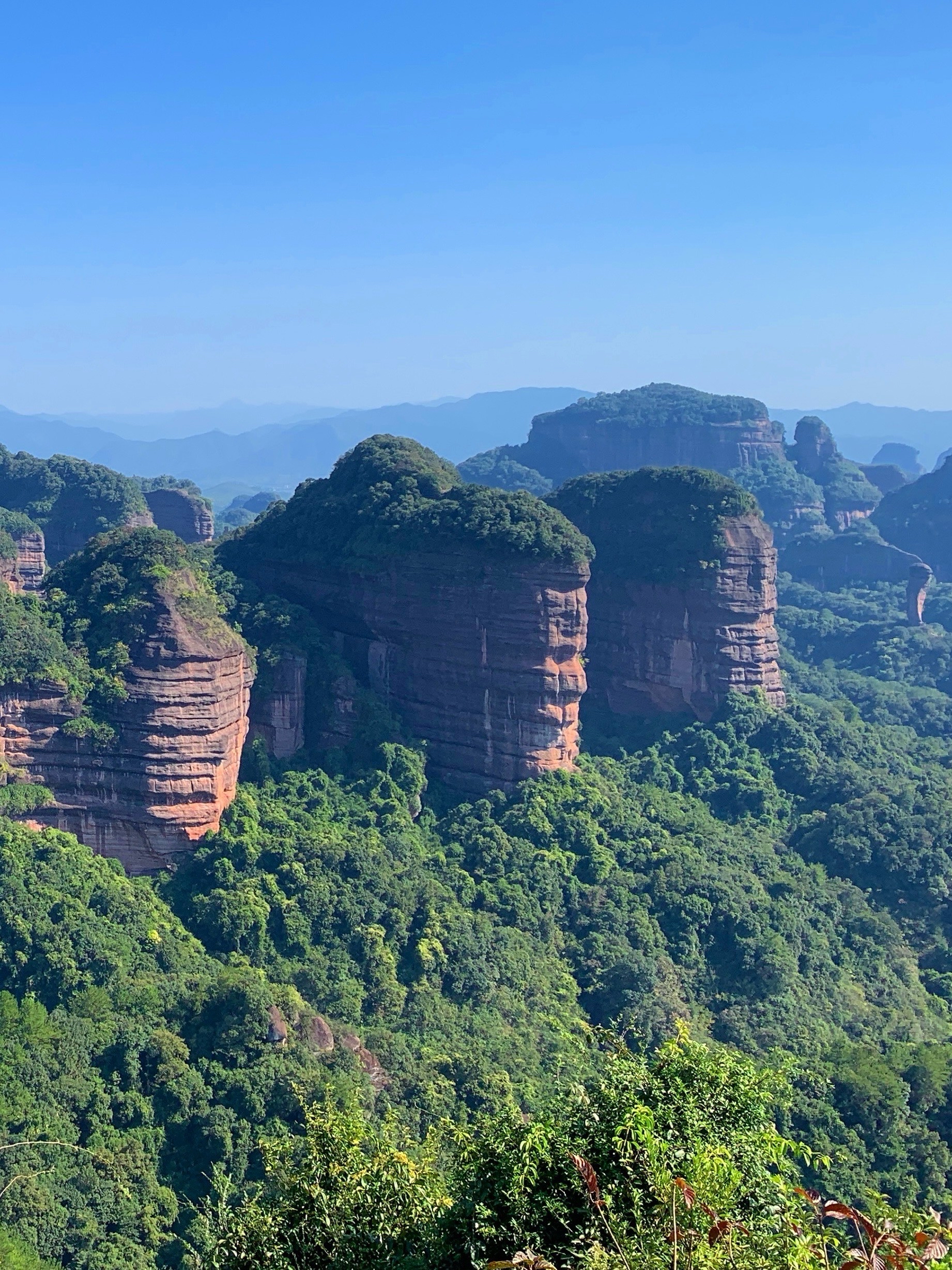 天下一大奇石广东韶关丹霞山  丹霞山是广东省韶关市的一处著名景点