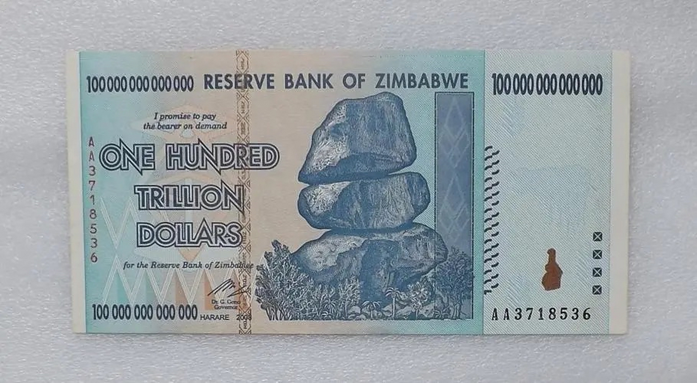 世界上面值最大的货币——津巴布韦币,面值一百万亿元.