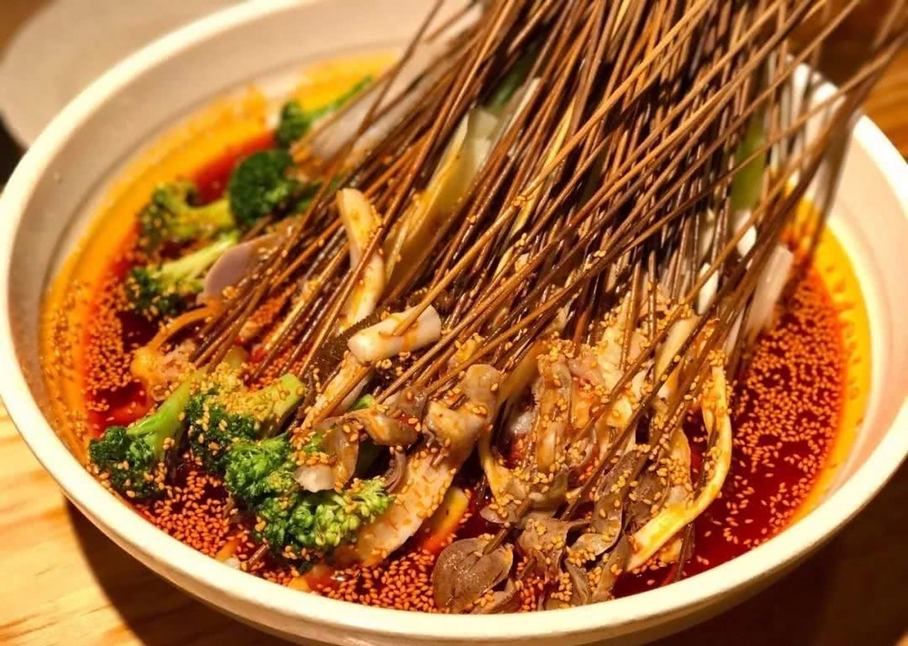 乐山钵钵鸡有两种味道:红油香而不辣,藤椒咸香不重口.颇具川渝特色.