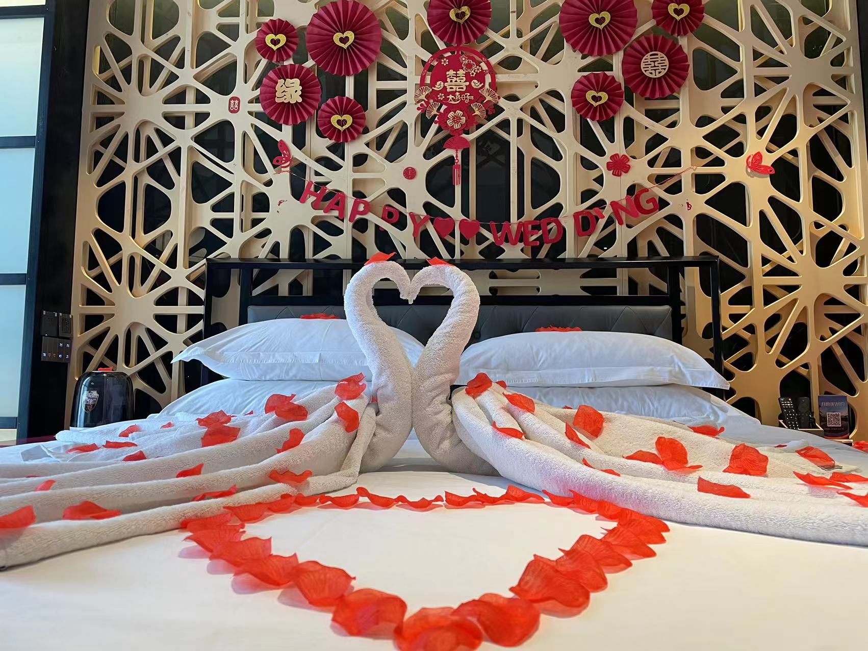 酒店婚房布置的喜庆温馨,有结婚需要婚房的可以来看看