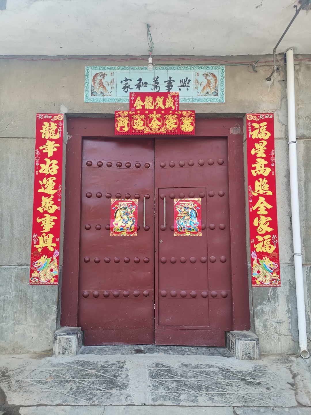 在老家过年,大门小门都贴上对联