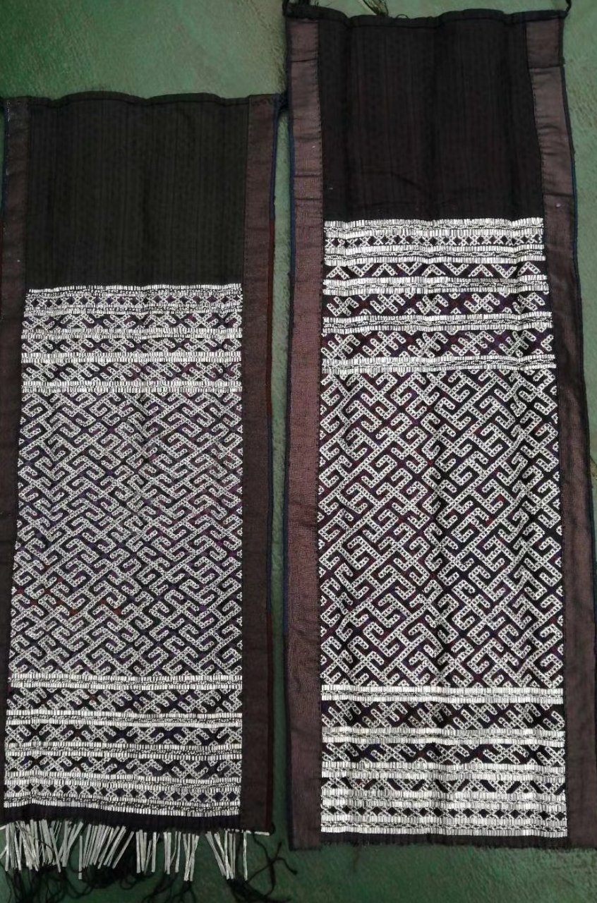 苗族锡绣. 用锡当线一点点绣出来的织品.