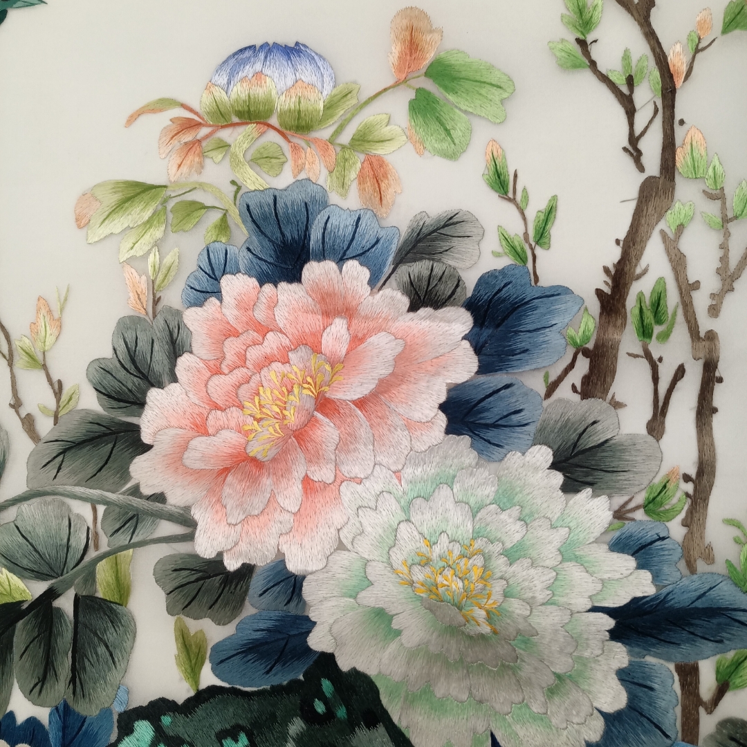 传统针法"打子绣"的应用 牡丹花蕊的绣制常采用苏绣中的打子绣技法