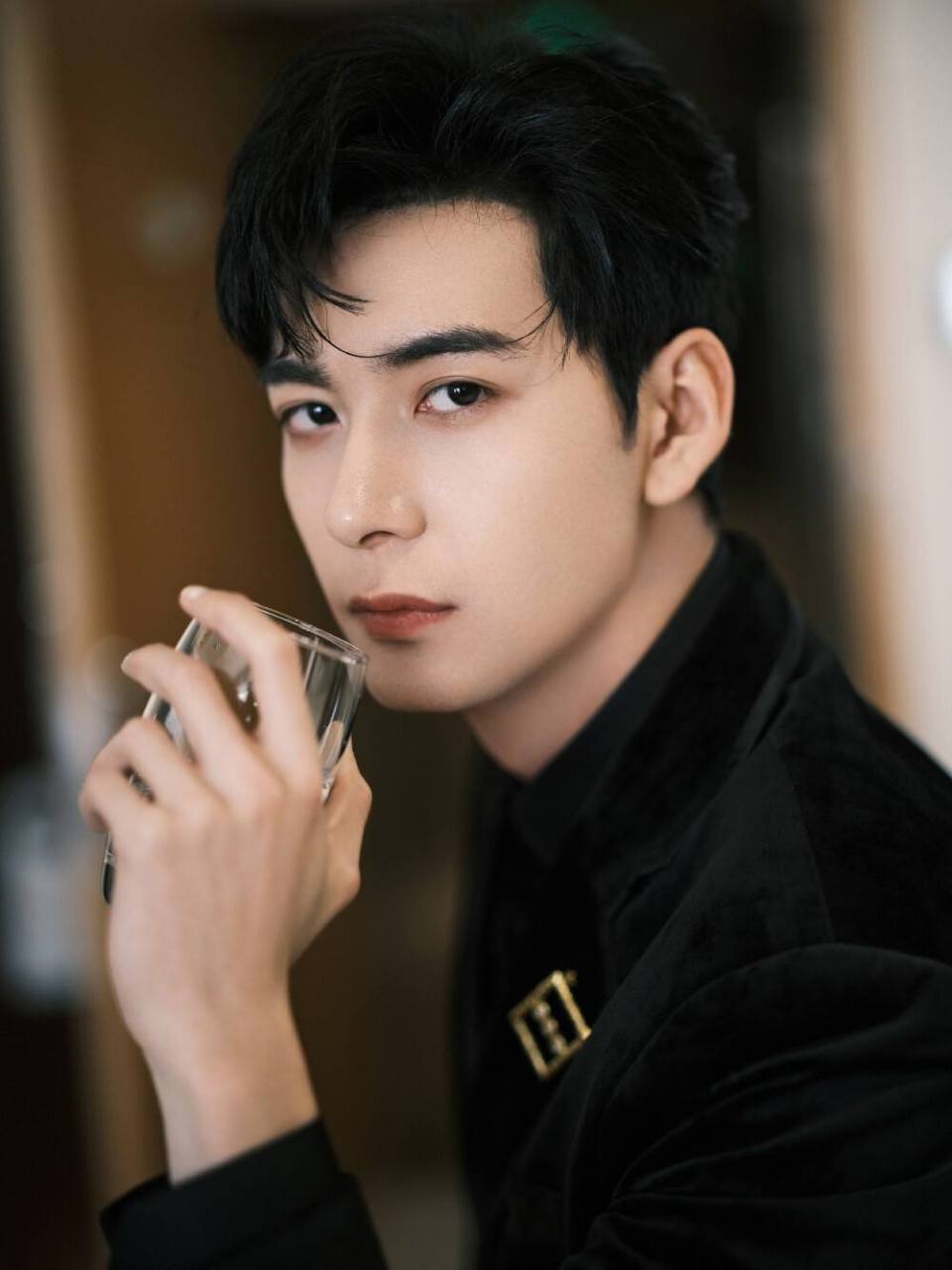 朱一龙si生活非常干净,也很长情.