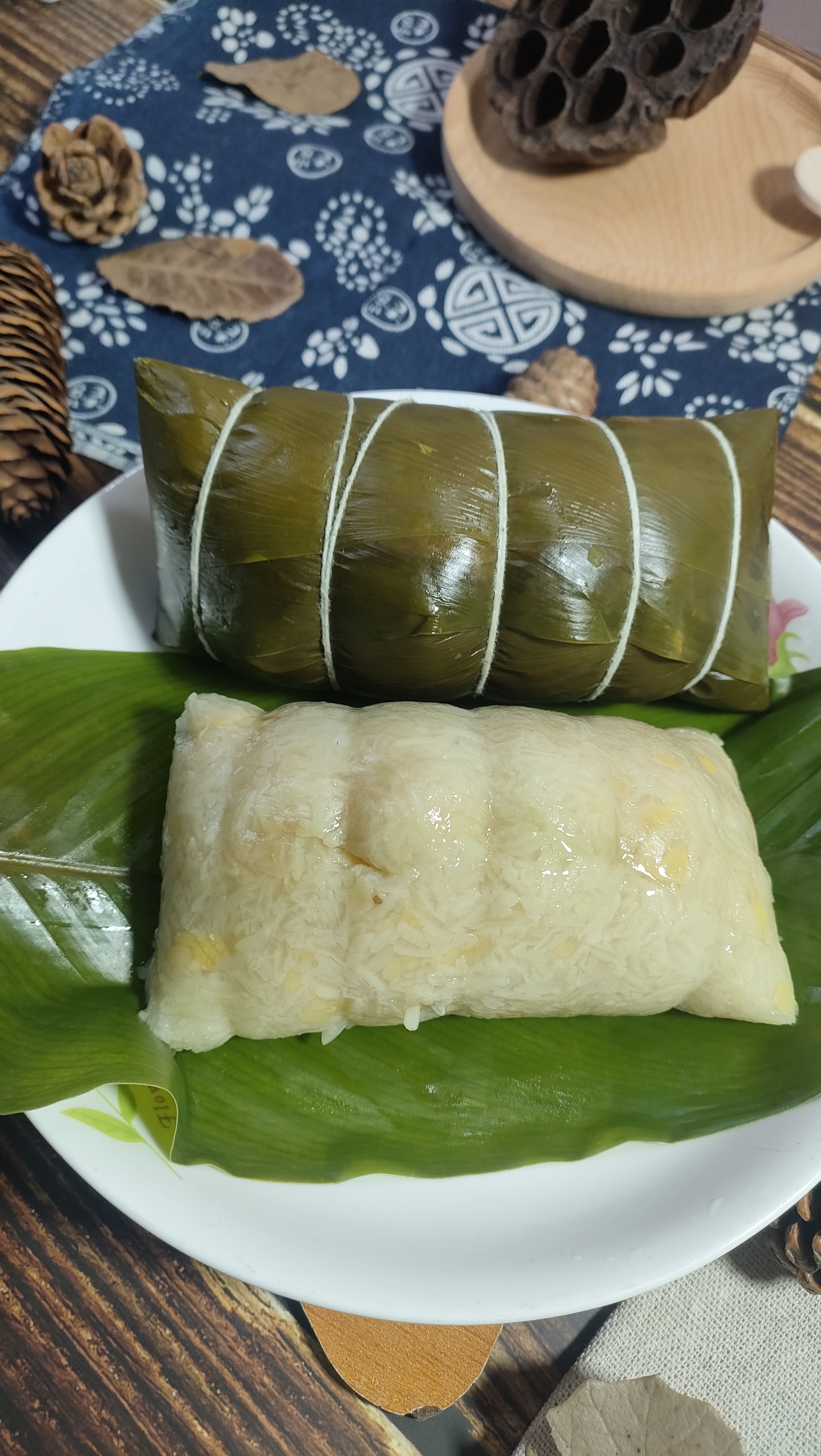 广西粽子选材讲究,一般选用糯米,咸蛋黄,肉,红豆,黄豆,粽叶等原料,色