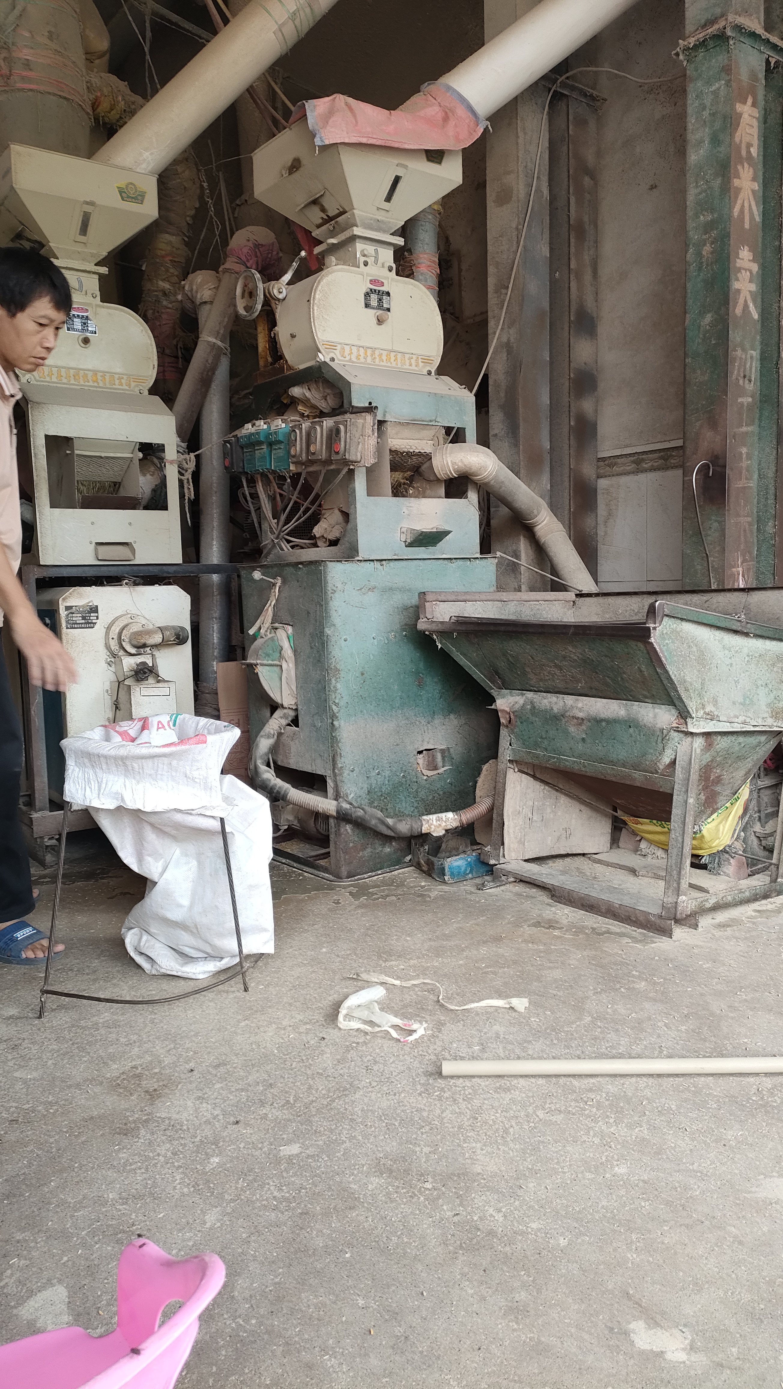 这是一个打米机,这个磨米机是用电的,还是挺