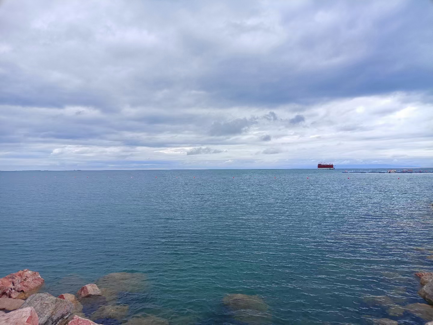 青海湖 地处青藏高原东北部,跨海北,海南藏族自治州的海晏,刚察,共和