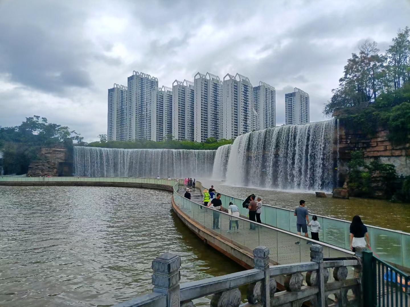 昆明瀑布公园 位于昆明市盘龙区,地铁公交都可以到达 免费景点