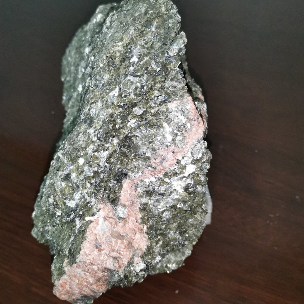 这是一块十年前在河北邢台收集到的白云母矿石,纯度几乎达到100.
