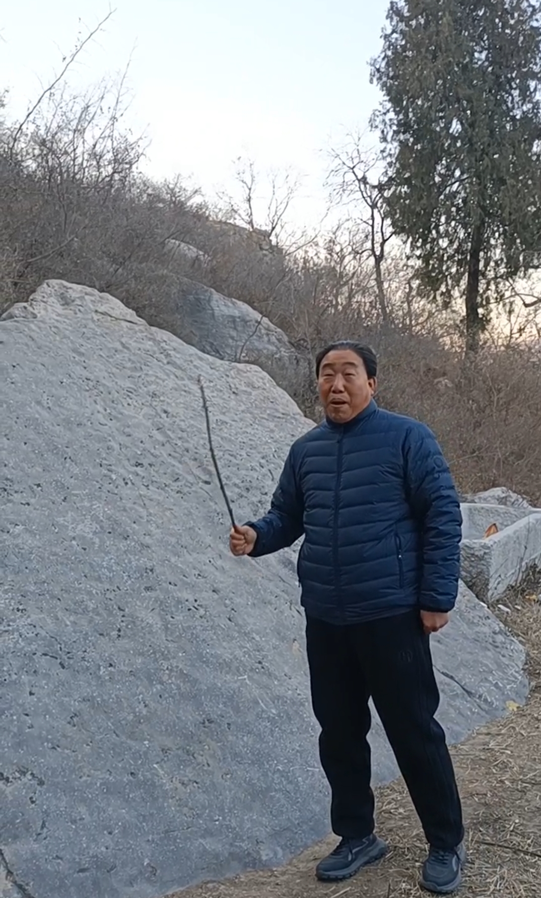 在中庄村龙王庙外边有一块巨石,据说当年张果老邀
