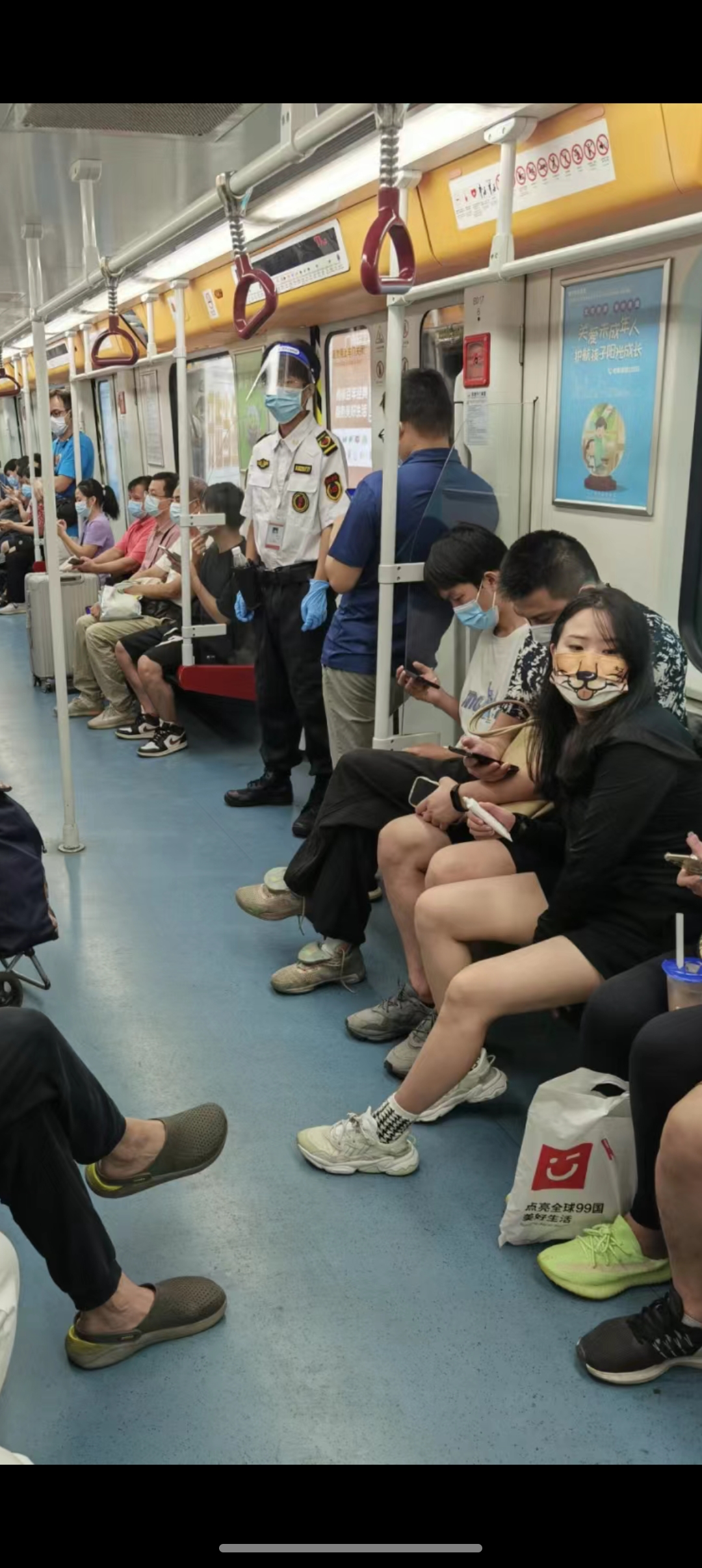 在地铁上.看到一位美女戴着口罩太奇葩.#热点引擎计划