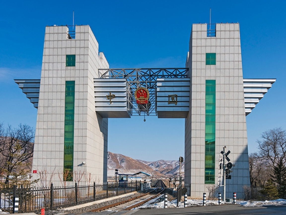 上世纪90年代去云南,在中缅边境遇见国门,一座国门,分别标着中国,缅甸