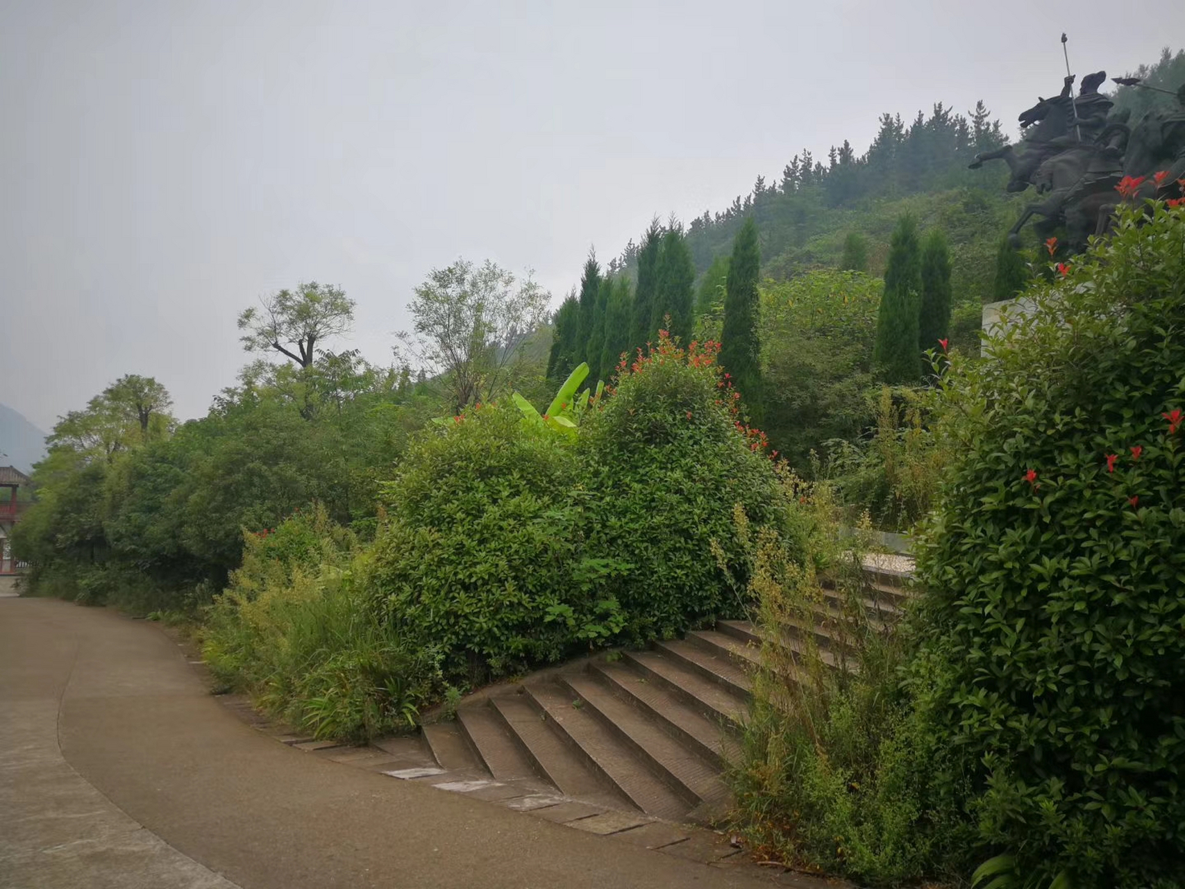 勉縣紀委定軍山:定軍山屬大巴山餘脈,逶迤十二座山峰,在漢水之南隔