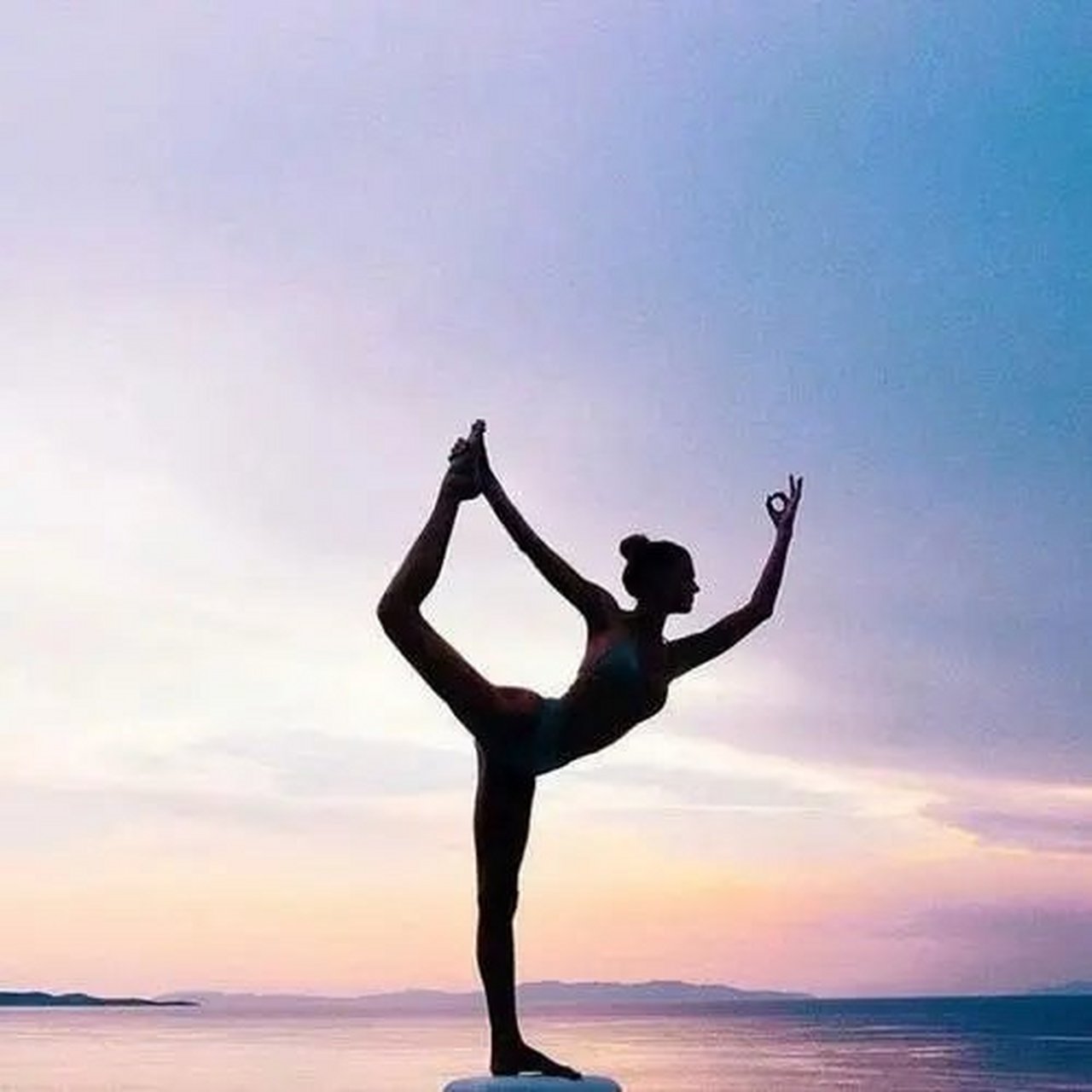 瑜伽# 姿势一:祈祷式,做法:挺身直立,双脚并拢.双手胸前合掌.