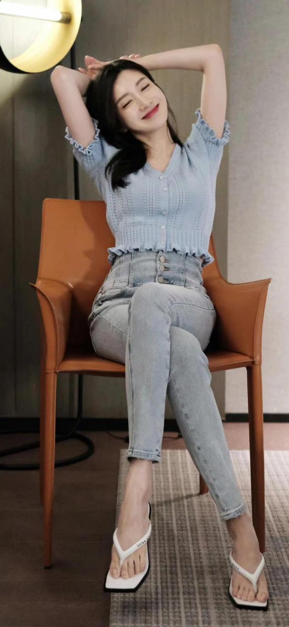 95江疏影真会穿! 短款针织开衫搭配紧身牛仔裤,大修美腿!