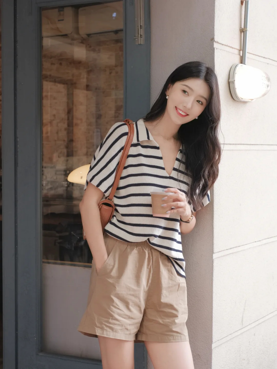 身穿一件条纹的短袖上衣,搭配上卡其色的短裤,这样的穿搭属于下班30种