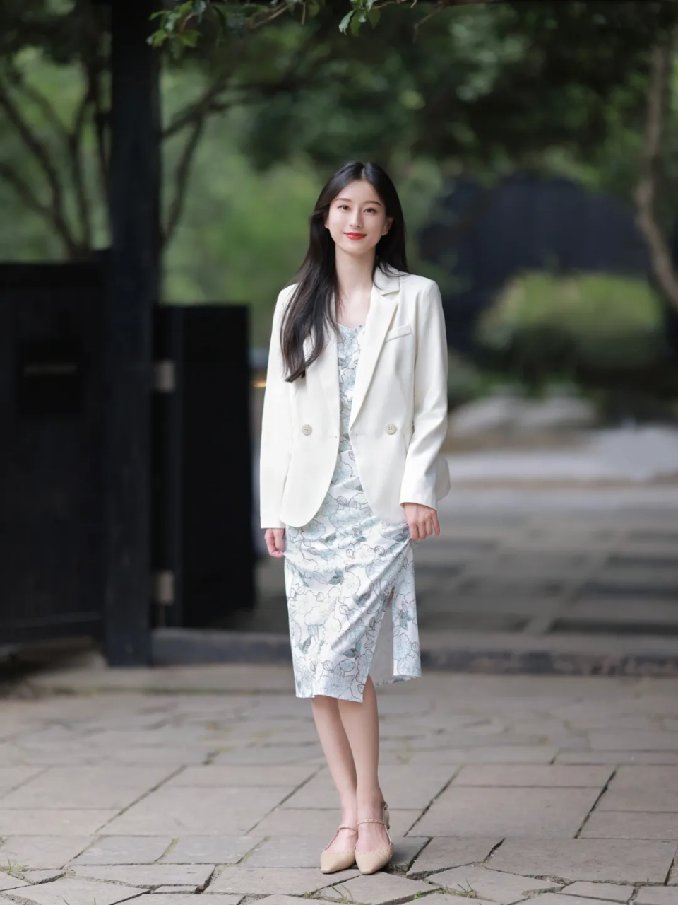 搭配印花连衣裙,更是时髦又优雅