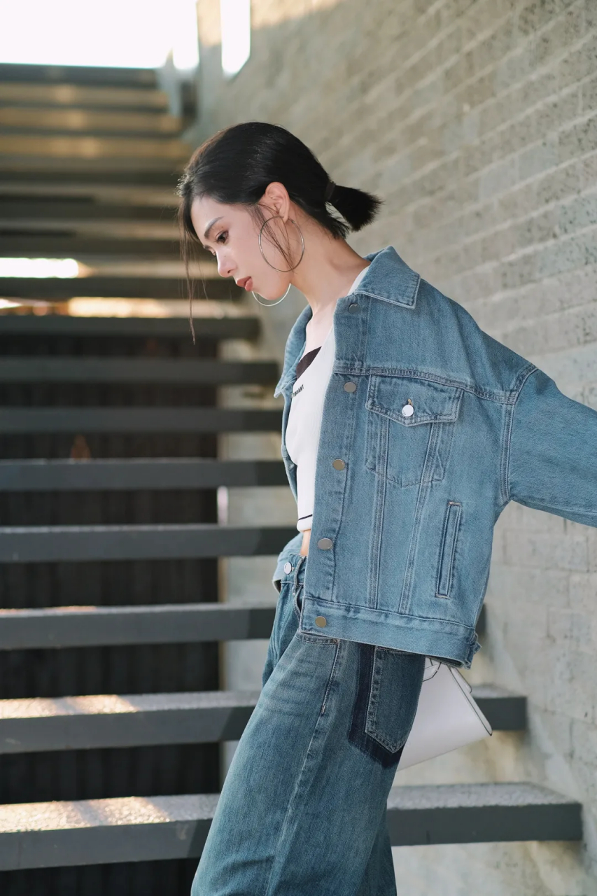 这套牛仔套装内搭背心,让你在保暖的同时又不失时尚感.