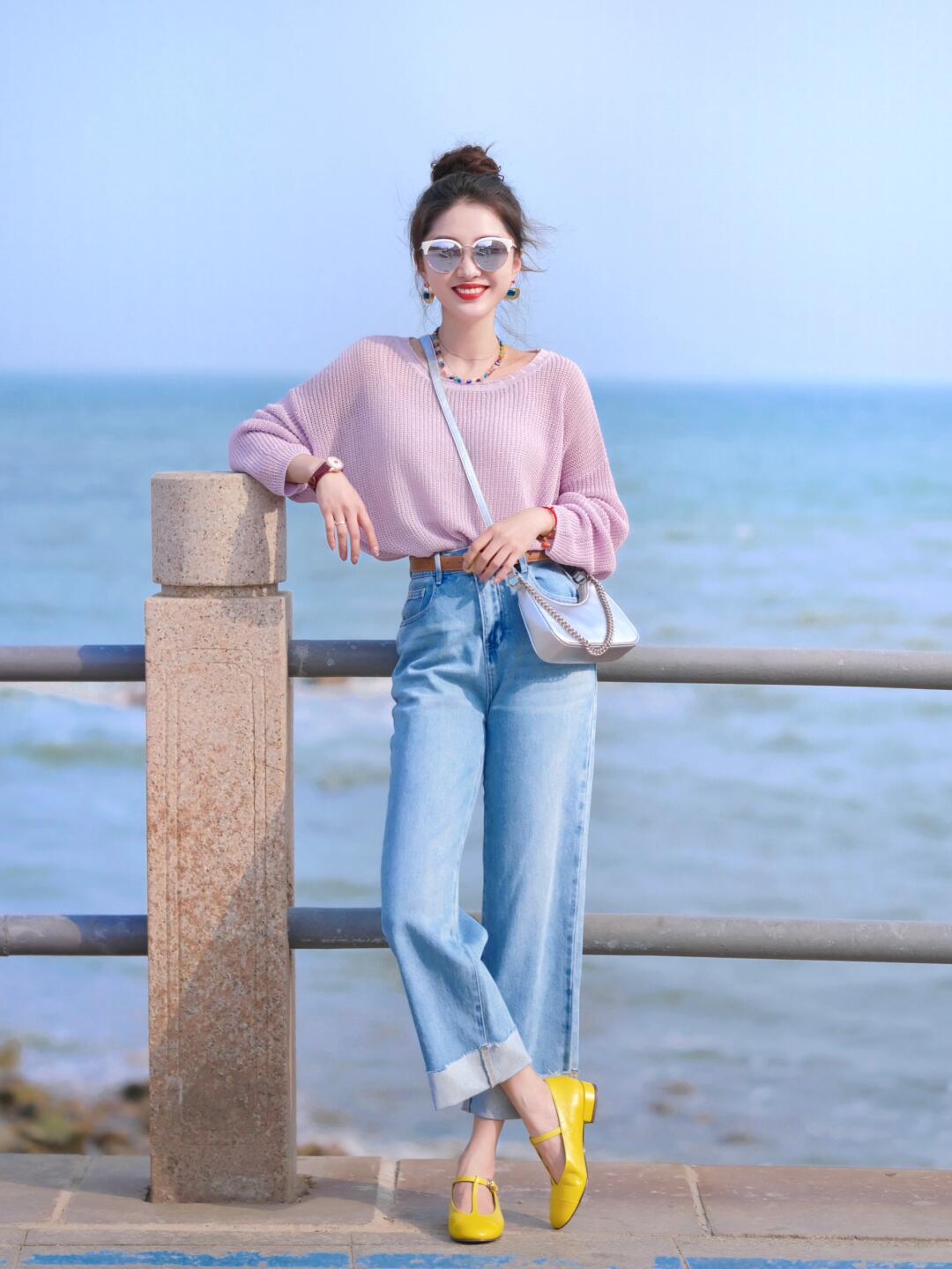 夏季,我们可以选择一双粗跟的浅口单鞋和牛仔裤,或者是裙子进行搭配