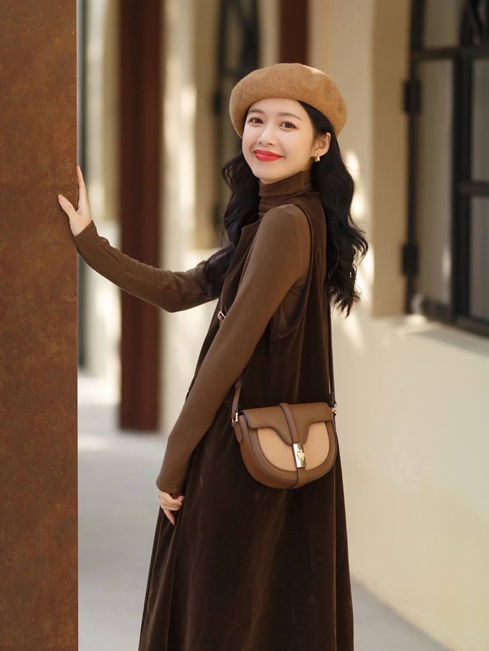 身穿一件深棕色的无袖连衣裙,搭配针织衫,清纯甜美又可爱,复古洋气