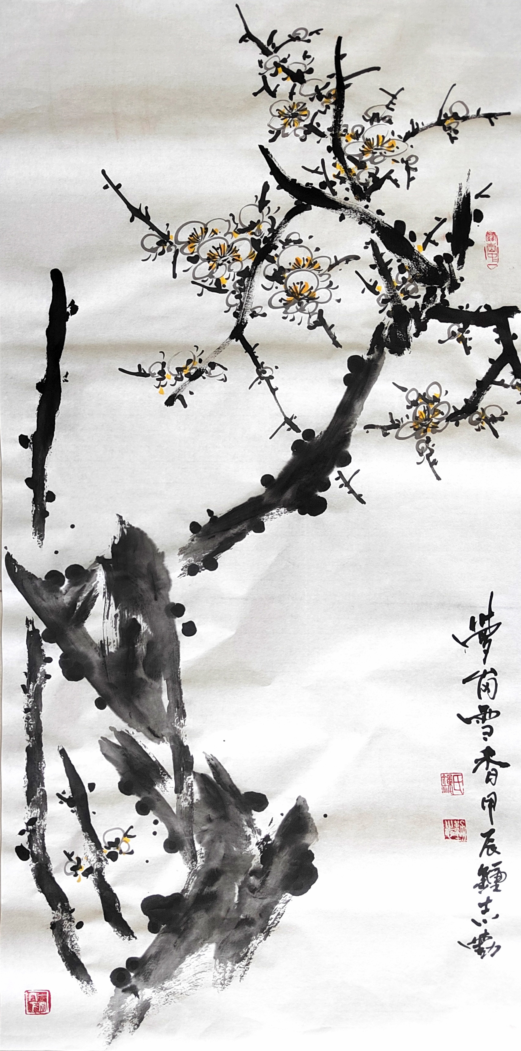 穿梭于艺术殿堂,我被这几幅包括水墨梅花,荷花,松树瀑布等作品深深