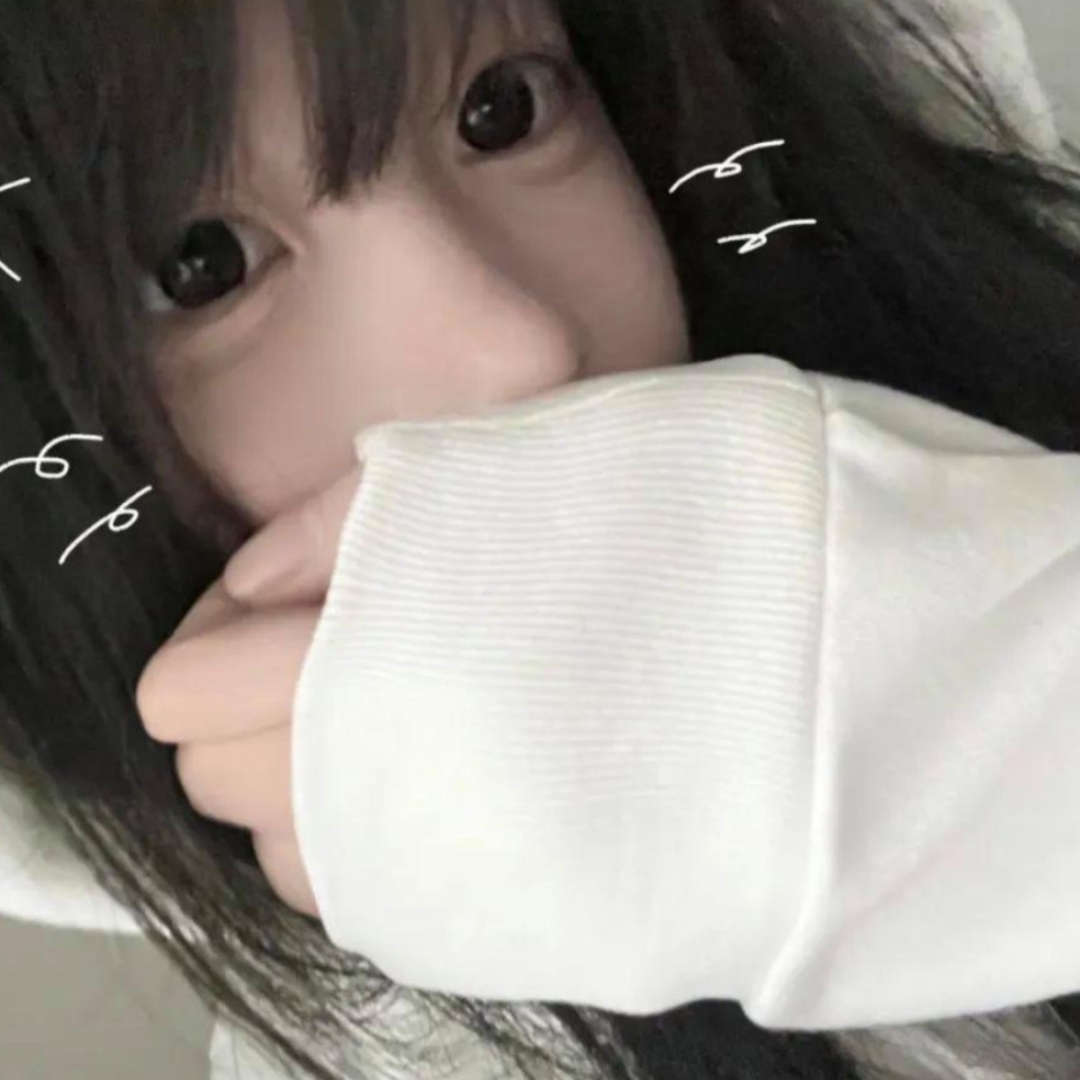 女头#  害羞地遮住半边脸,只留下大眼睛和白衬衫,好像在玩捉迷藏