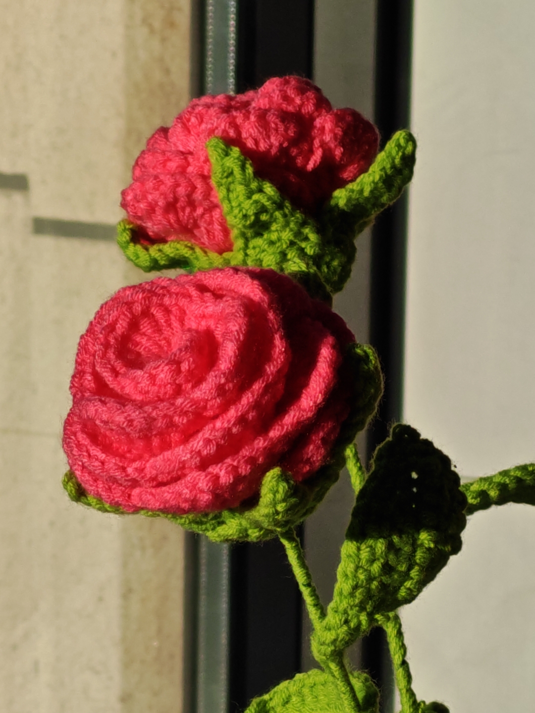 哇,这朵钩针玫瑰花真是太美了,我要把它放在我的书桌前,每天都能看到