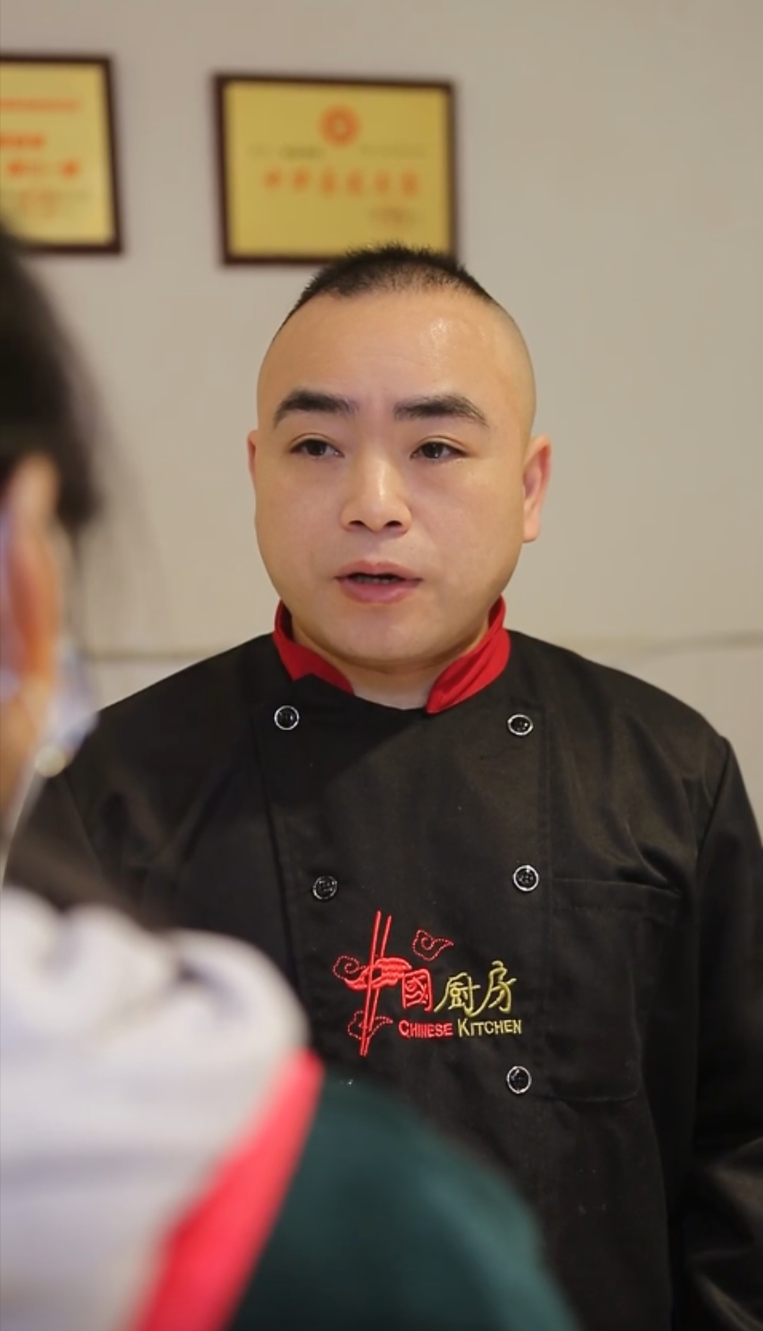 一个小伙子在这卤菜行一混就变成50岁的老头了,也